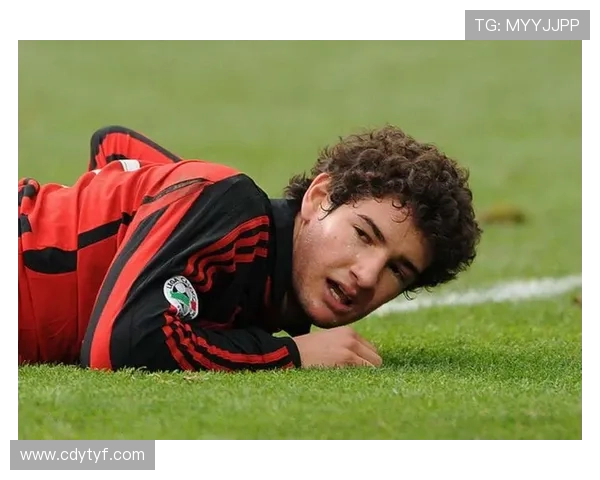 帕尔默创新射门方式助力球队获胜，球迷热议表现和技术分析