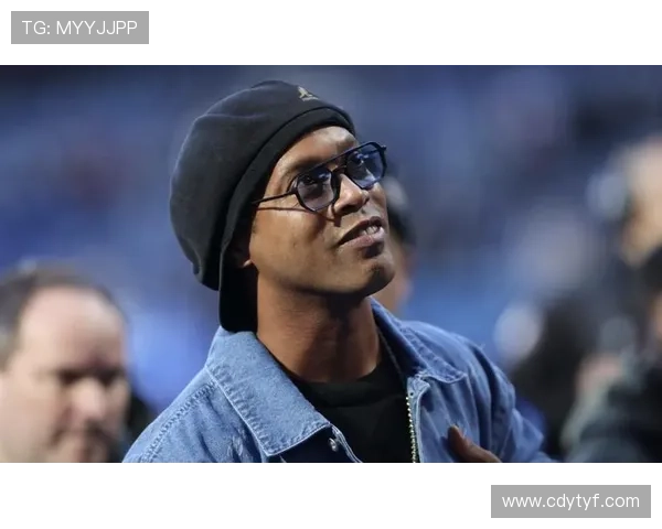 罗纳尔迪尼奥居然还能笑着逛街？这日子跟球场上差太远了吧！