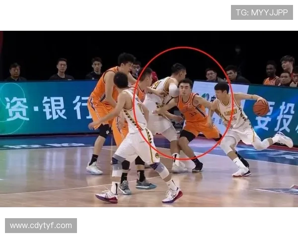 篮球比赛中非法挡拆规则如何界定裁判吹罚尺度深度解读 篮球比赛中非法挡拆规则如何界定裁判吹罚尺度深度解读